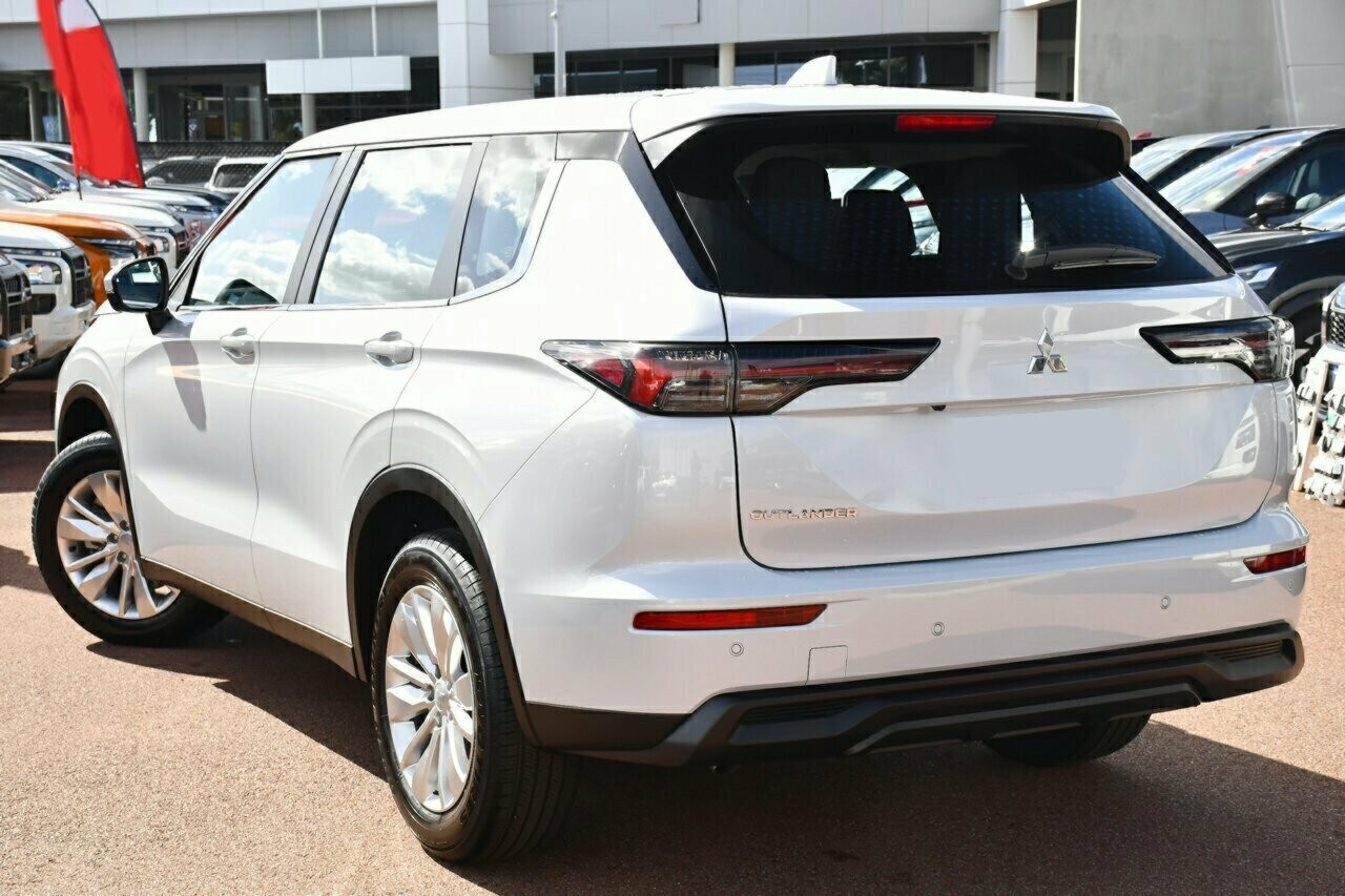 Mitsubishi Outlander image 3