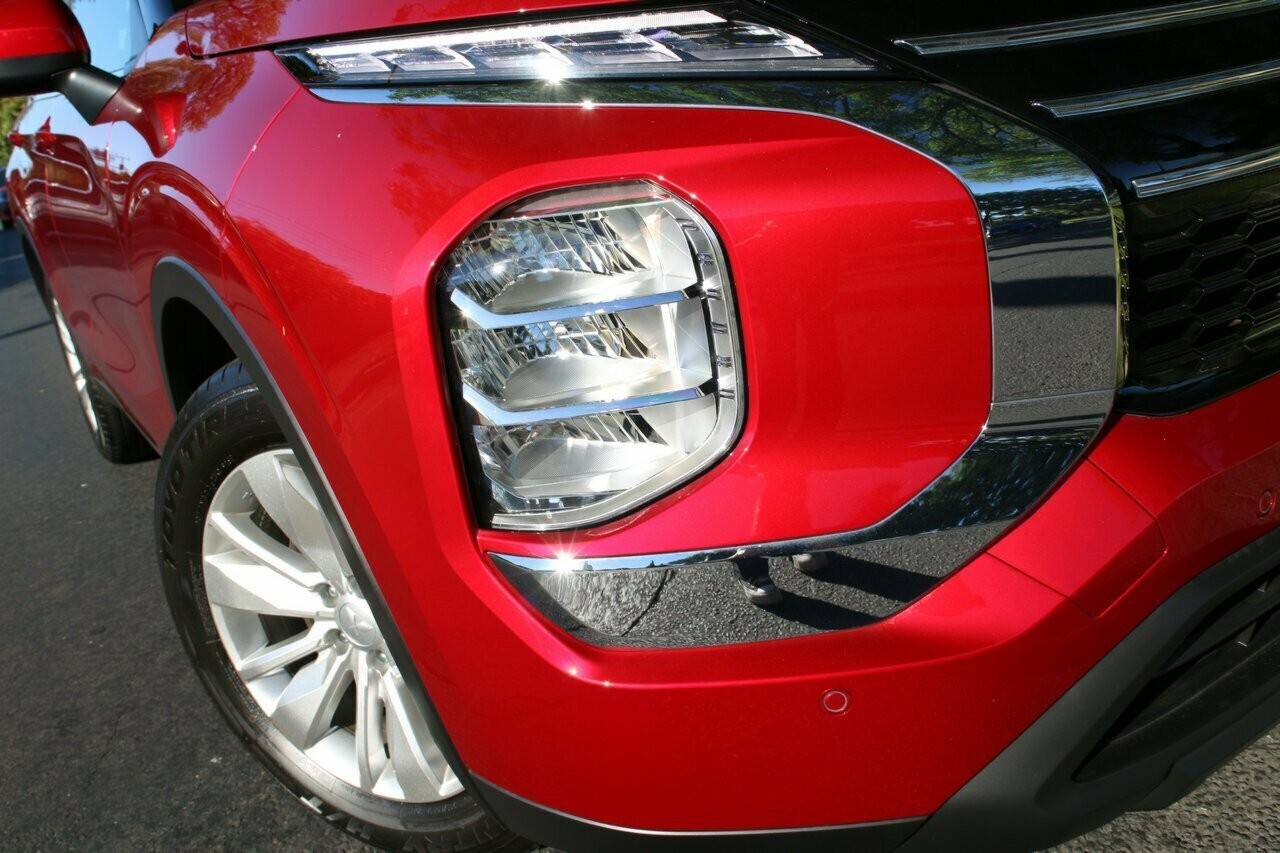 Mitsubishi Outlander image 2