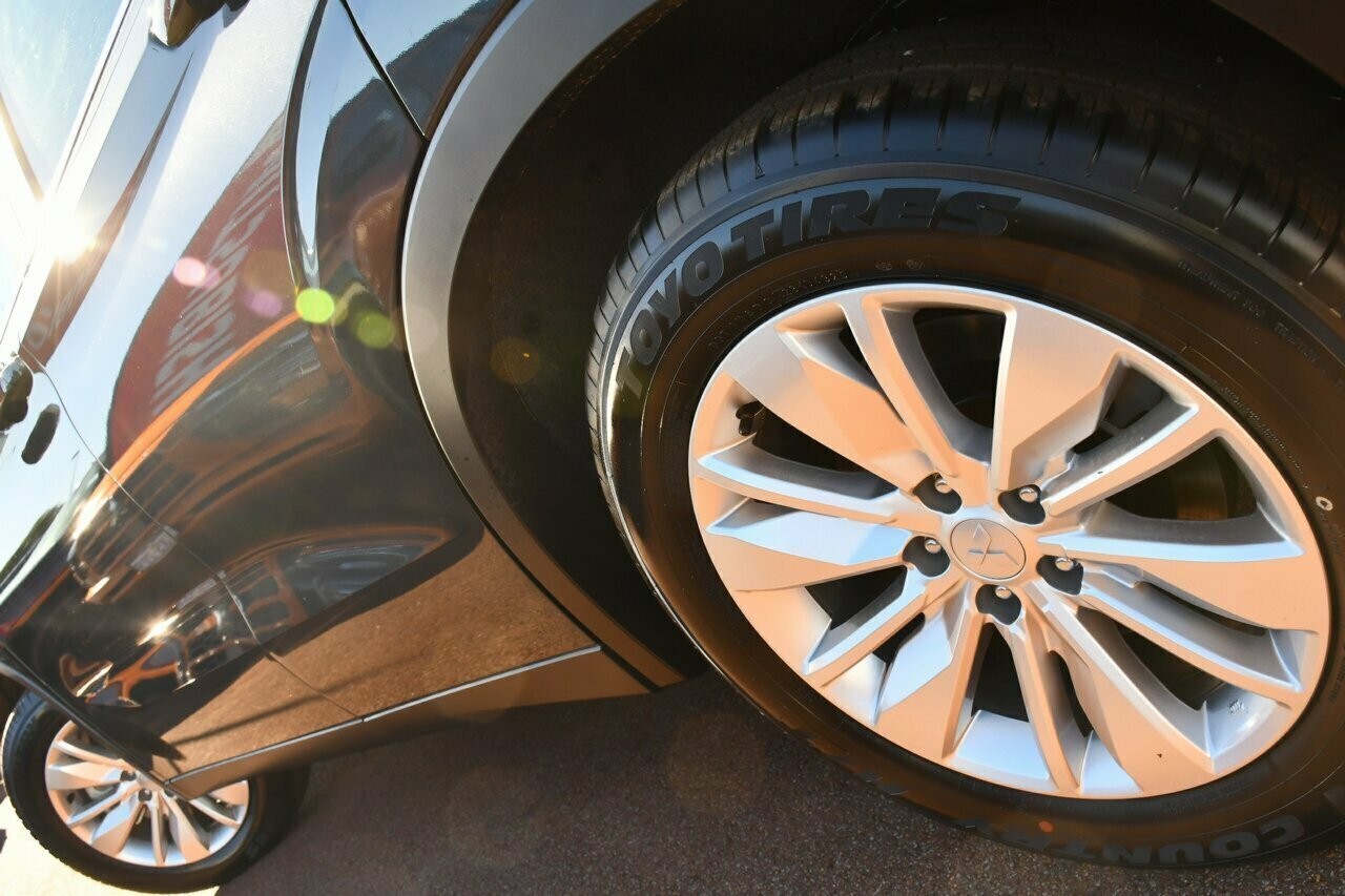 Mitsubishi Outlander image 4