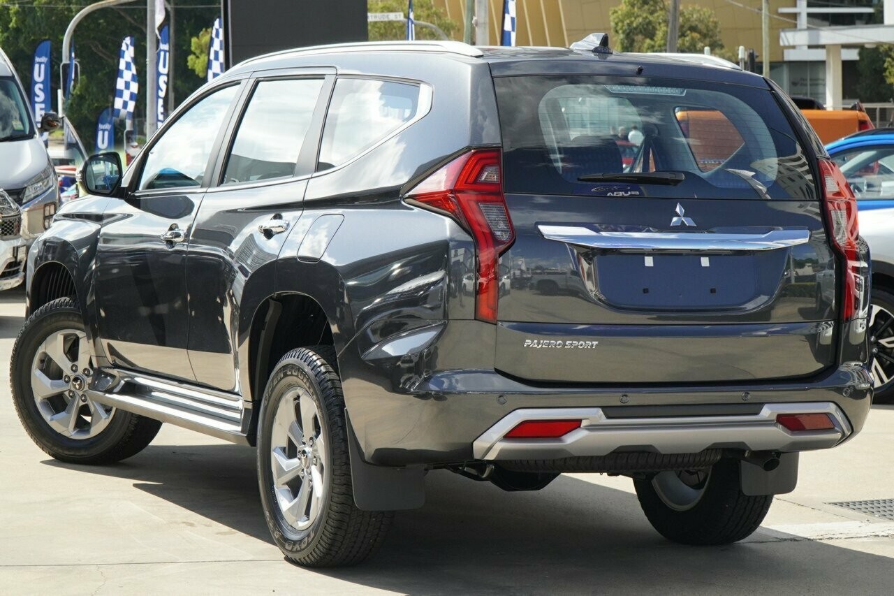 Mitsubishi Pajero Sport image 3