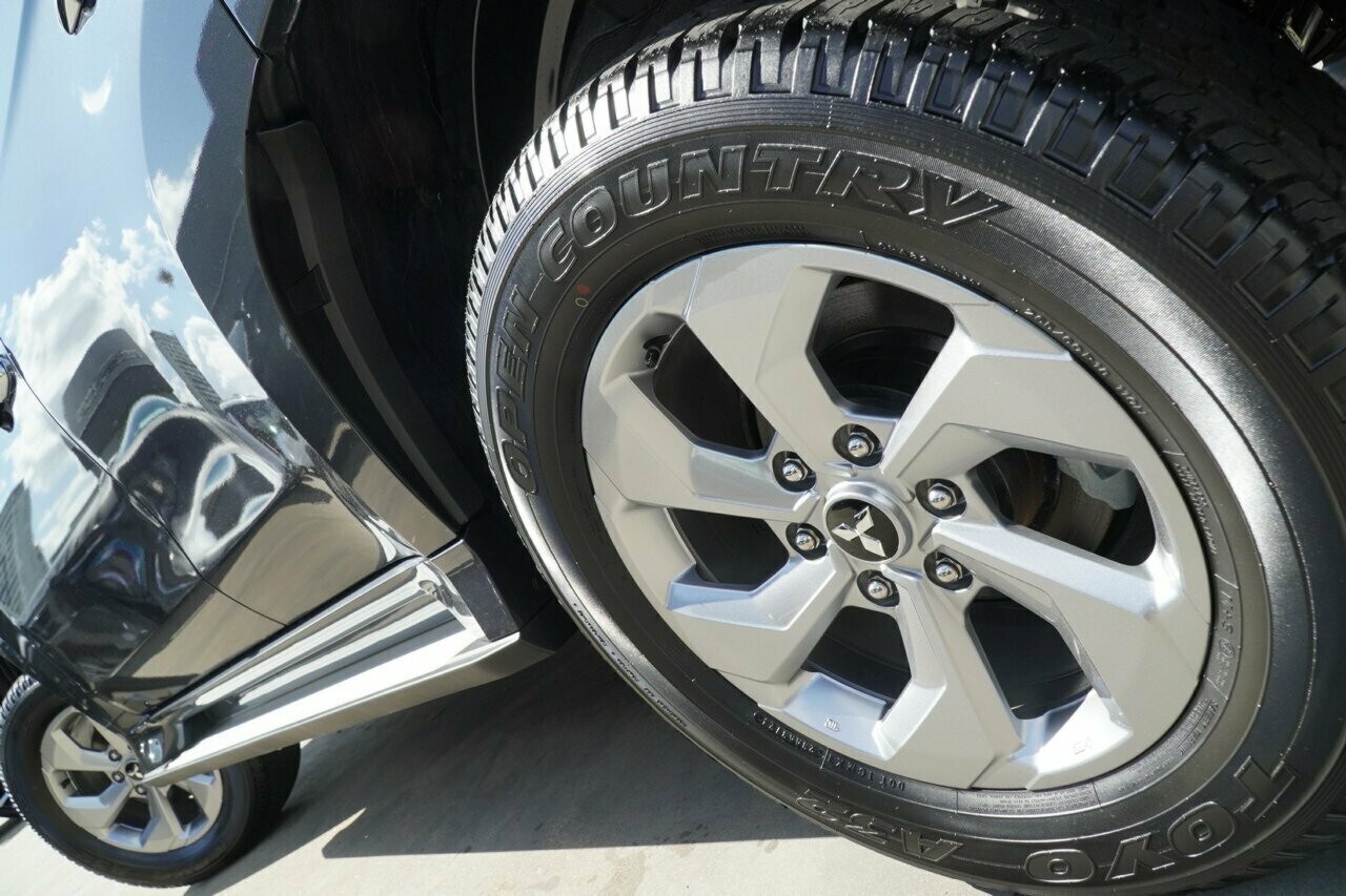 Mitsubishi Pajero Sport image 4