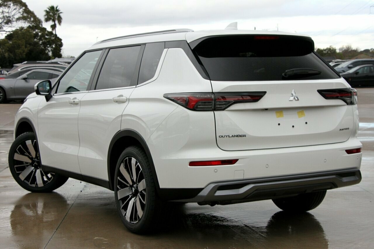 Mitsubishi Outlander image 3