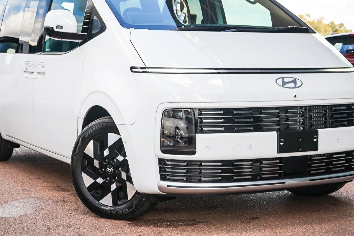 Hyundai Staria image 2