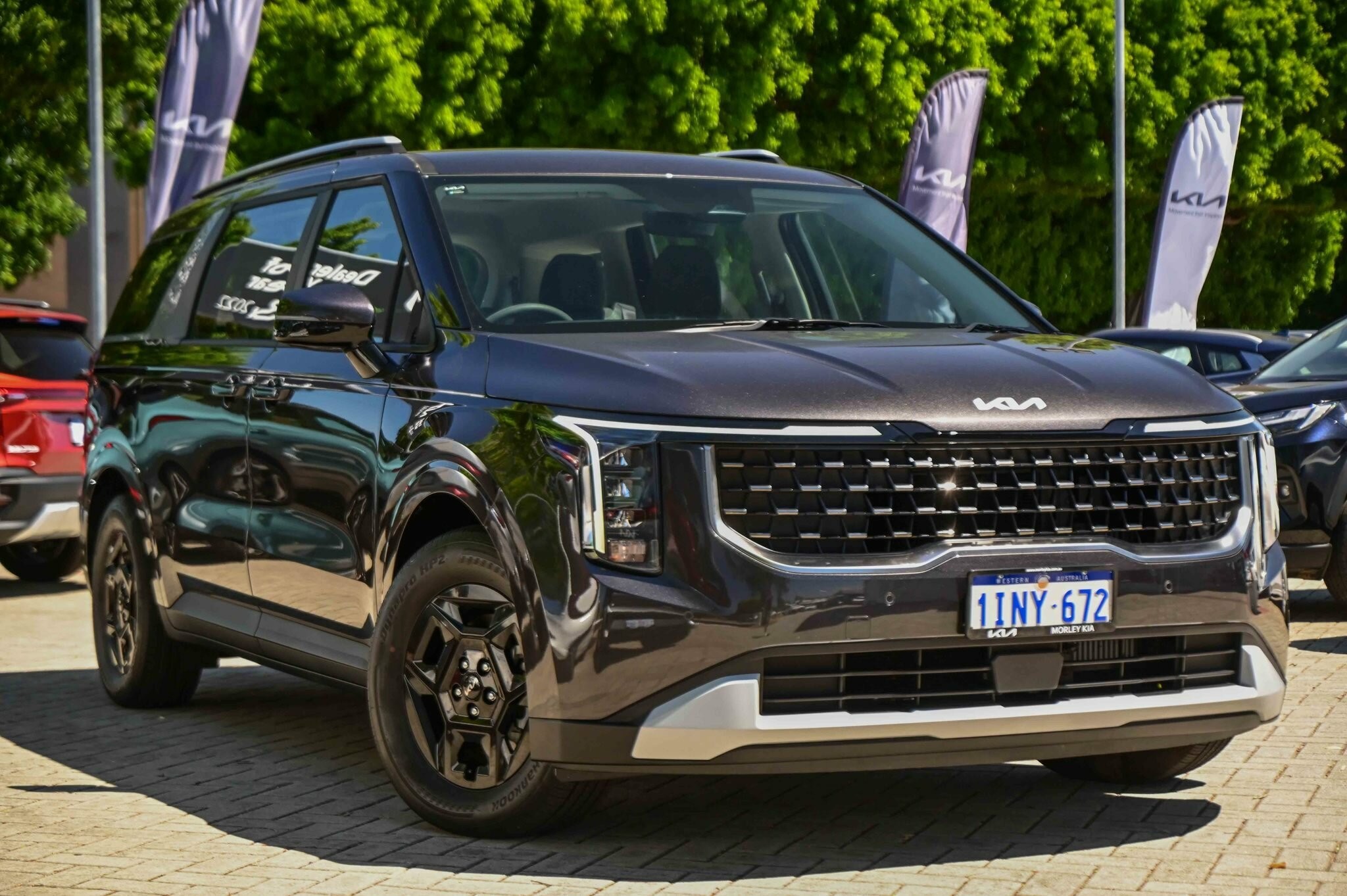 Kia Carnival image 1