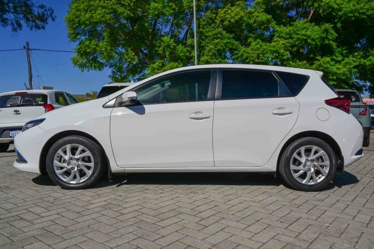 Toyota Corolla image 2