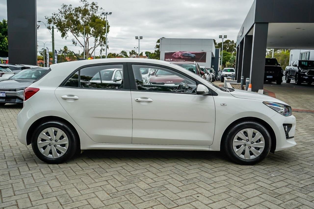 Kia Rio image 3