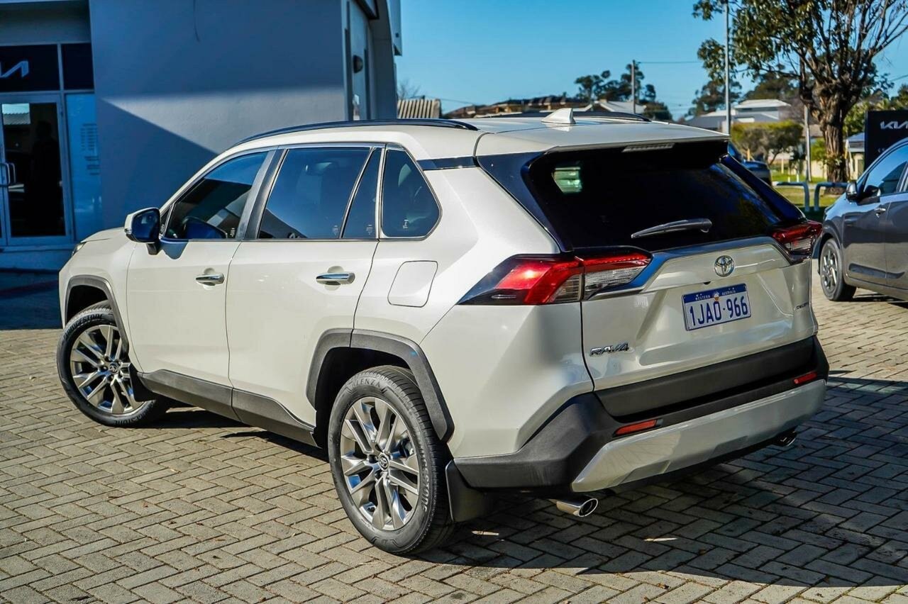 Toyota Rav4 image 2