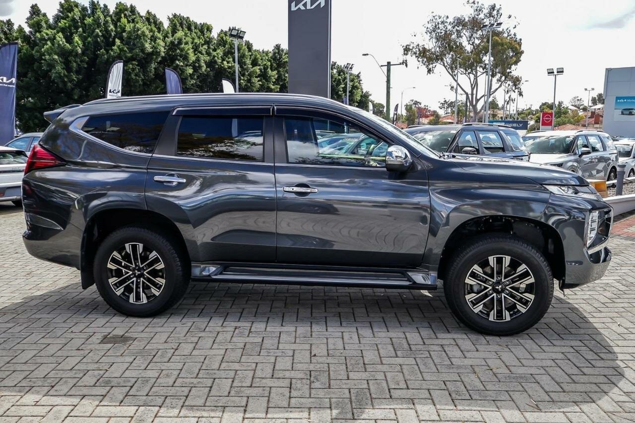 Mitsubishi Pajero Sport image 3