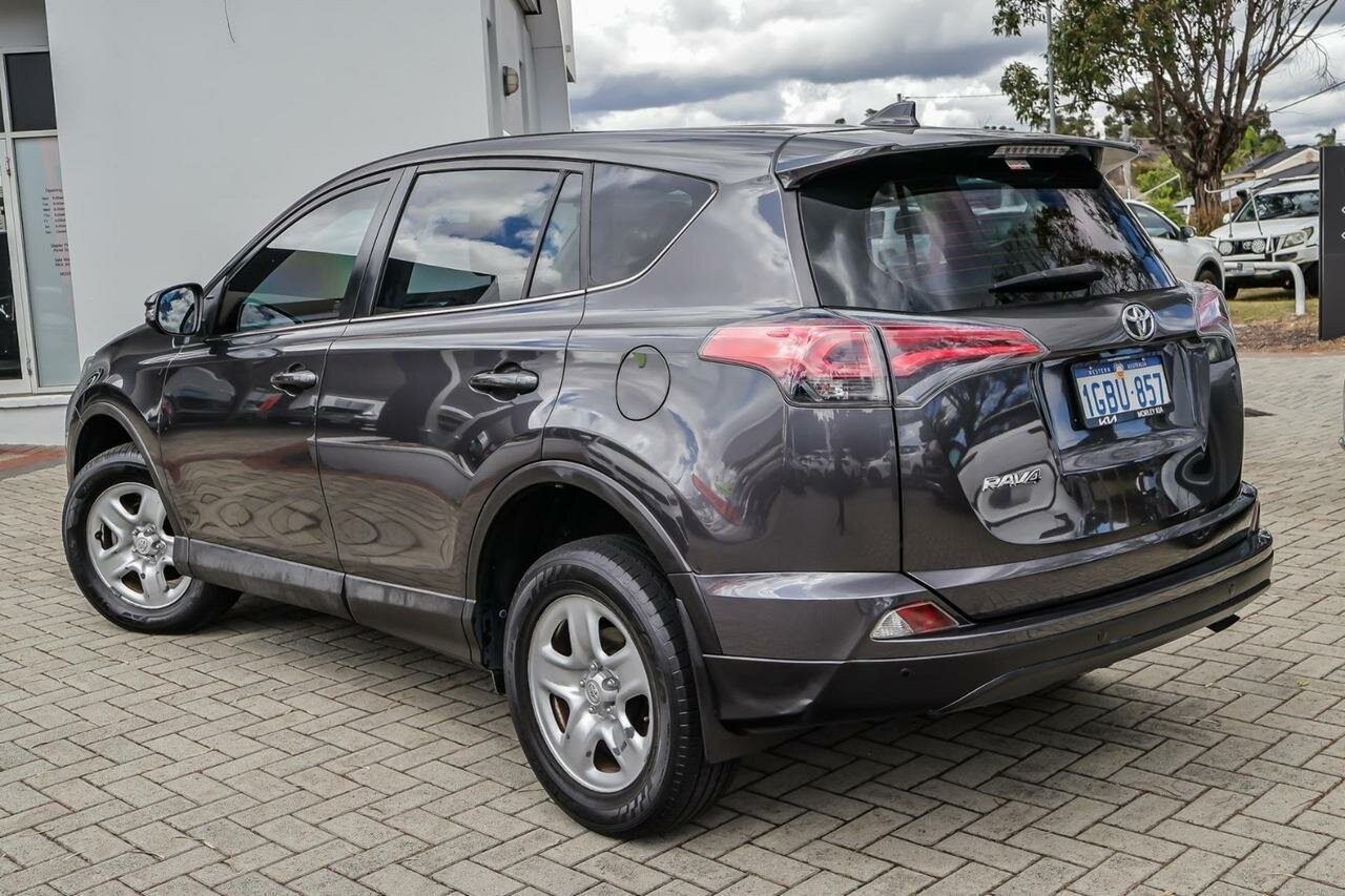 Toyota Rav4 image 2