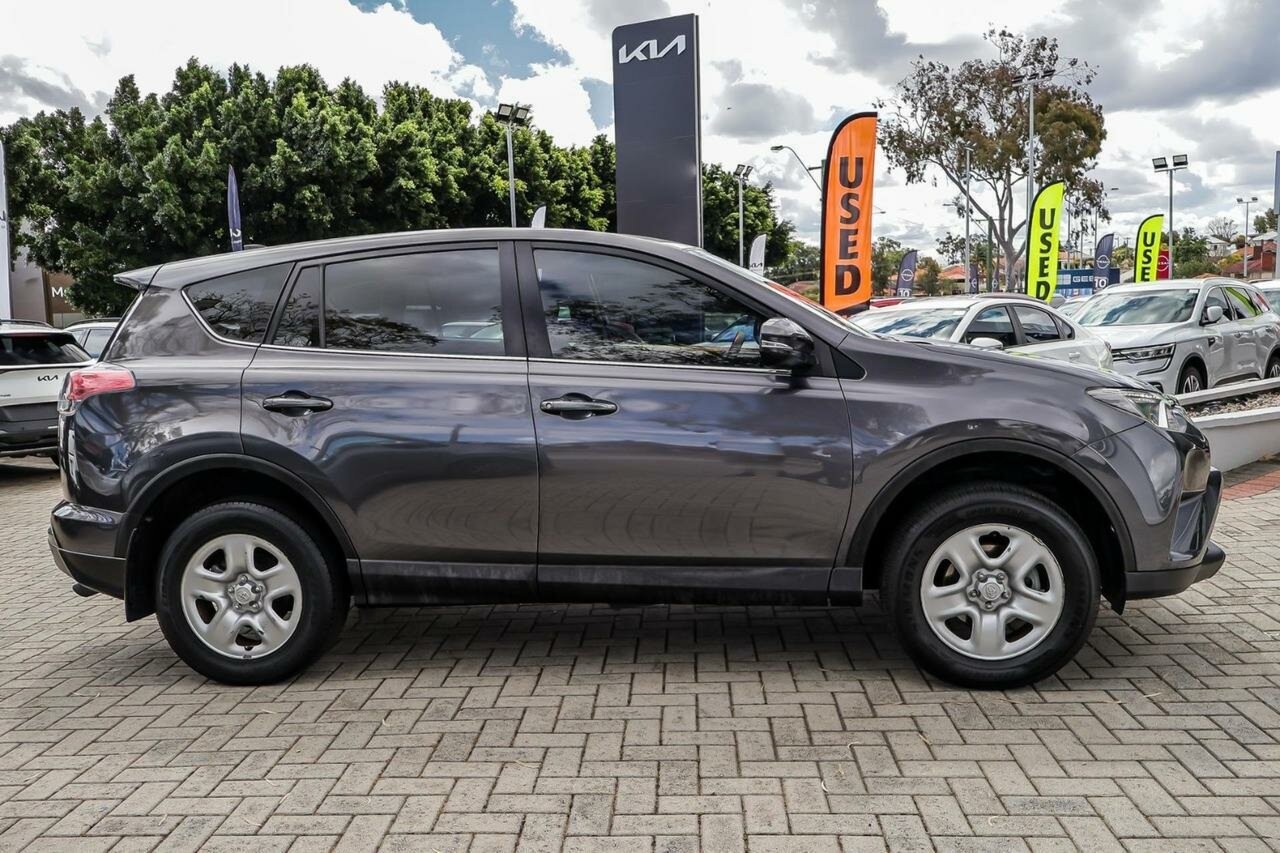 Toyota Rav4 image 3