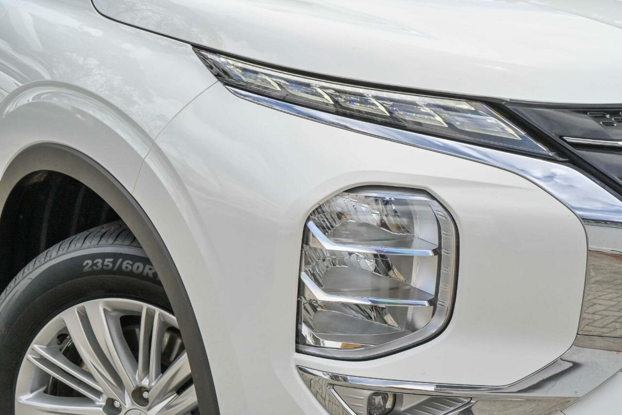 Mitsubishi Outlander image 2