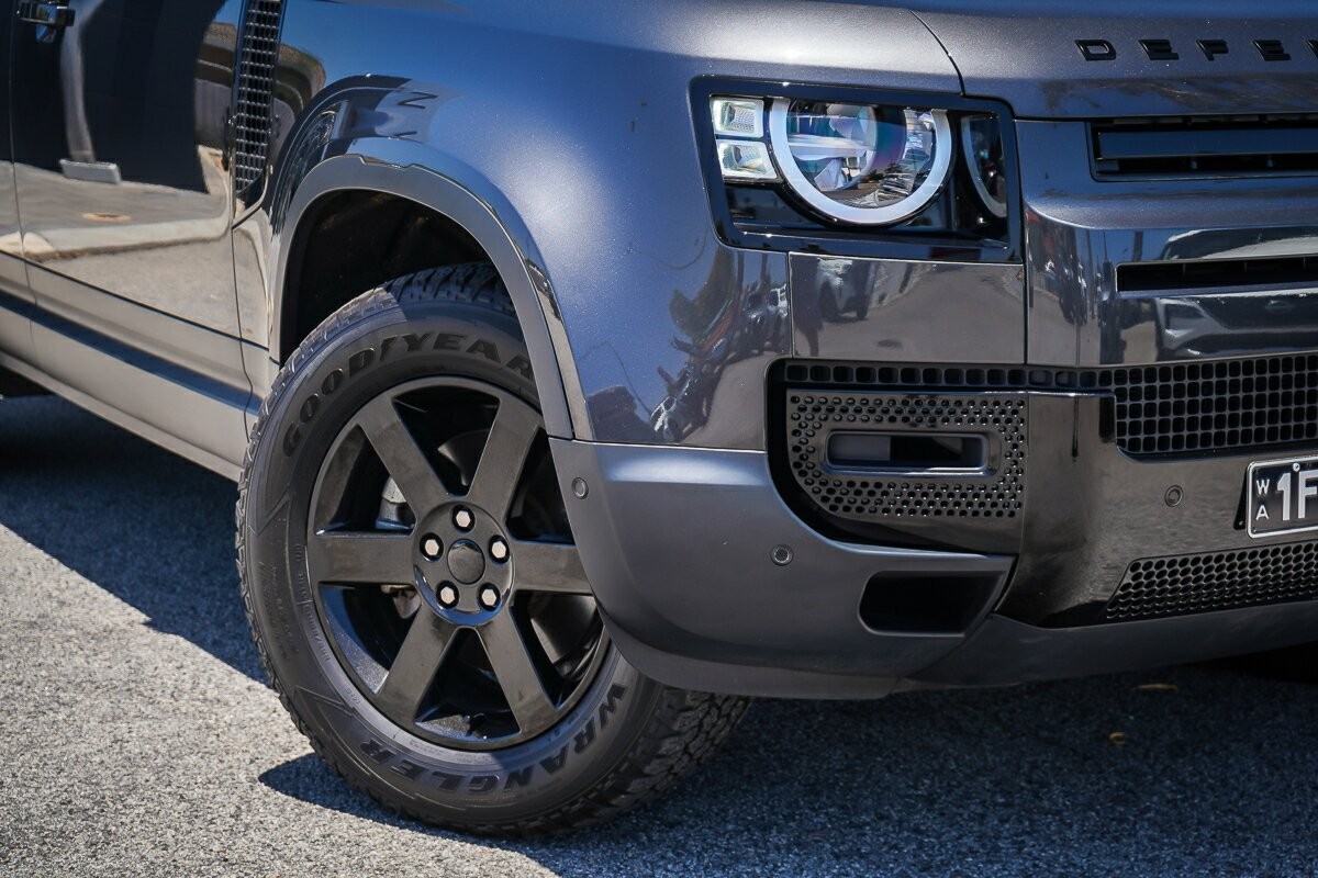 Land Rover Defender image 3