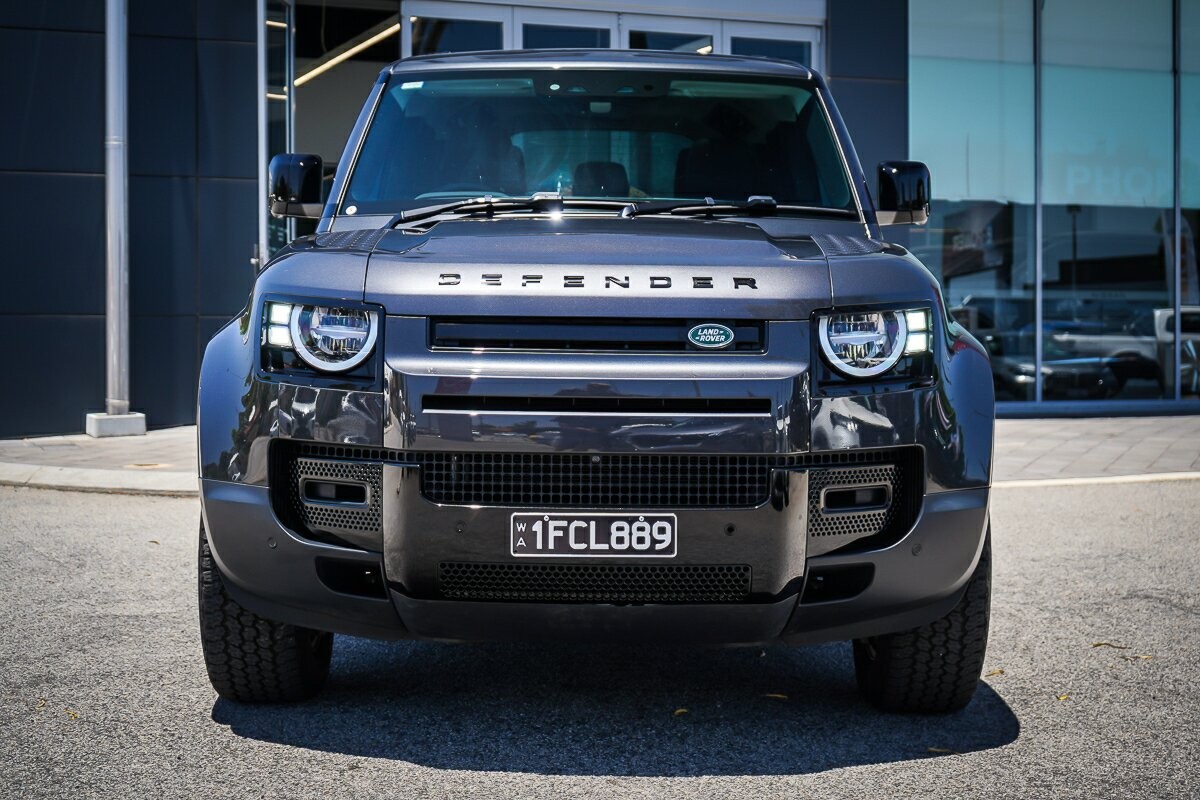 Land Rover Defender image 4