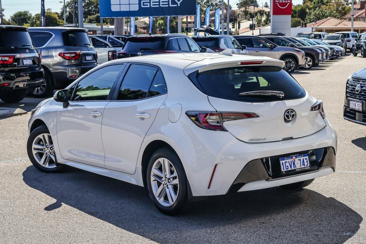 Toyota Corolla image 2