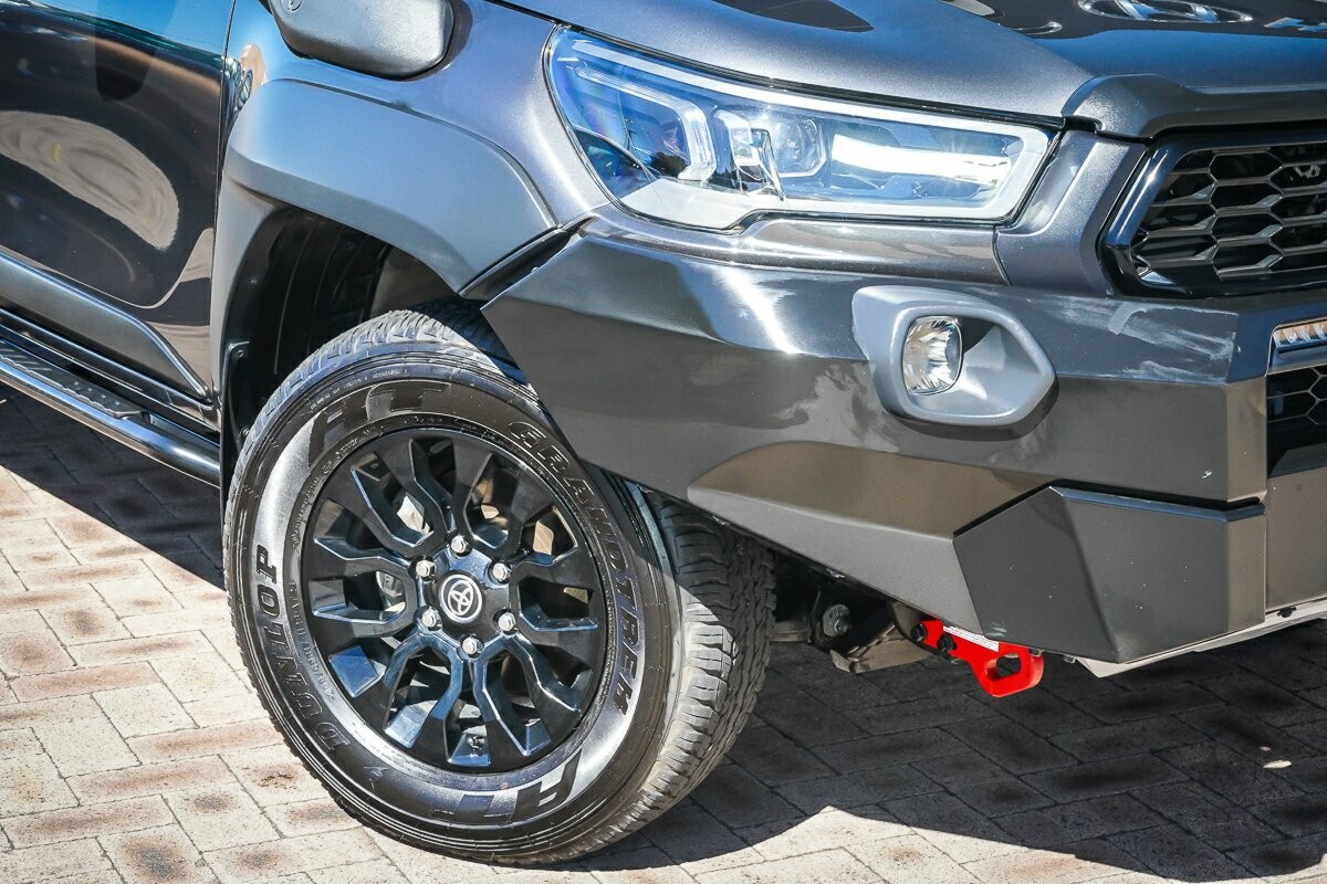 Toyota Hilux image 2