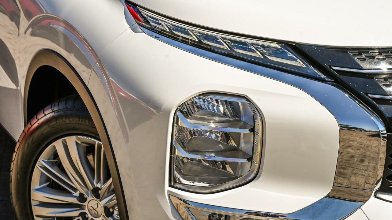 Mitsubishi Outlander image 2