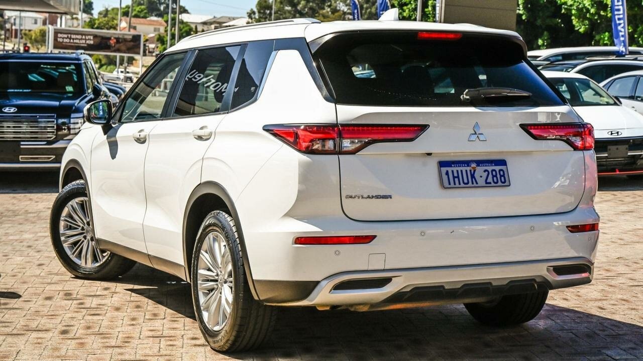 Mitsubishi Outlander image 3