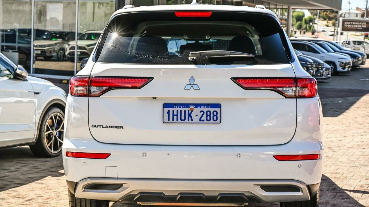 Mitsubishi Outlander image 4