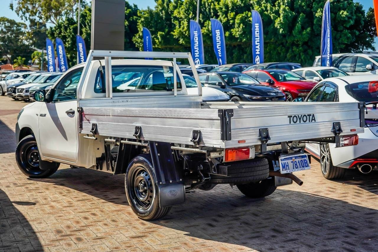Toyota Hilux image 2