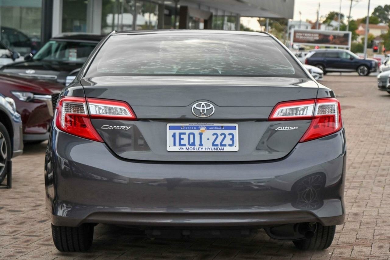 Toyota Camry image 3