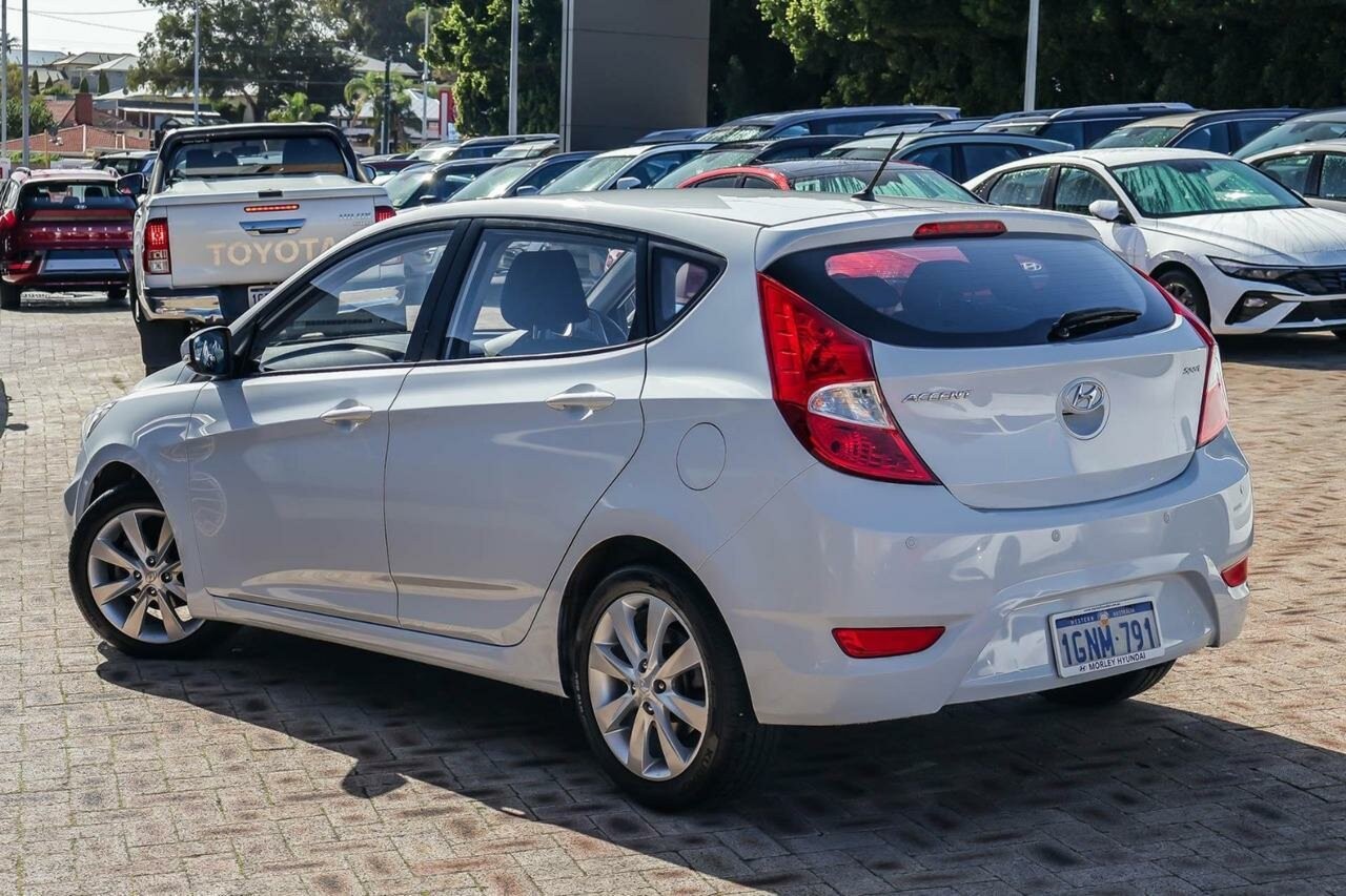 Hyundai Accent image 2