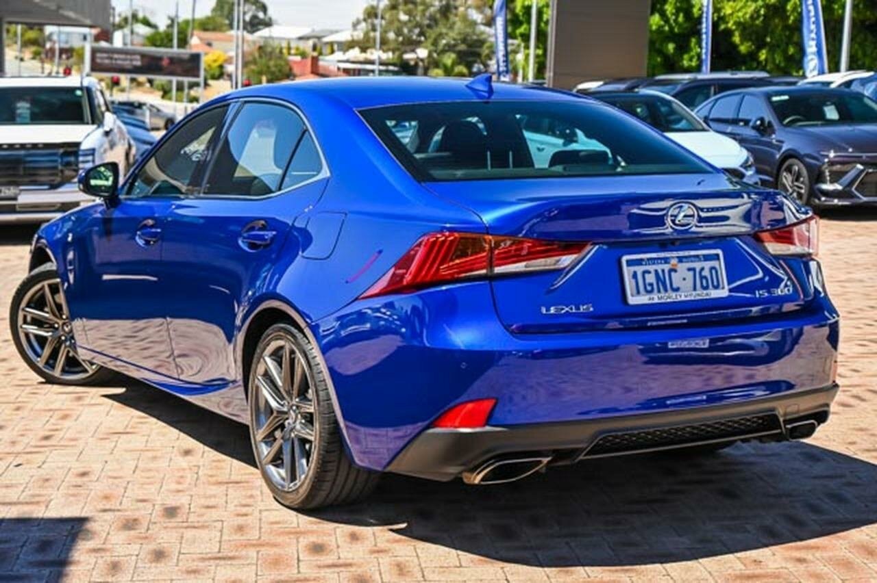 Lexus Is image 3
