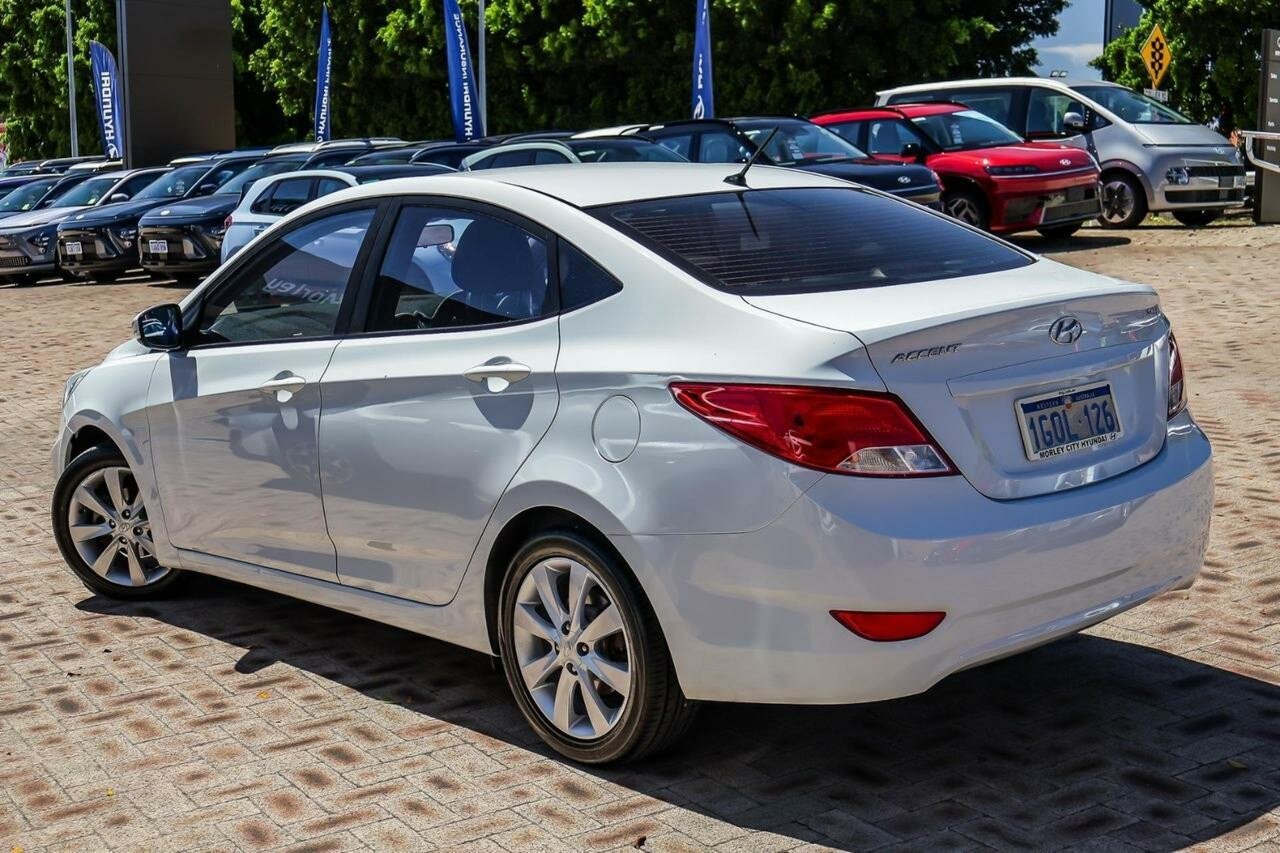 Hyundai Accent image 2