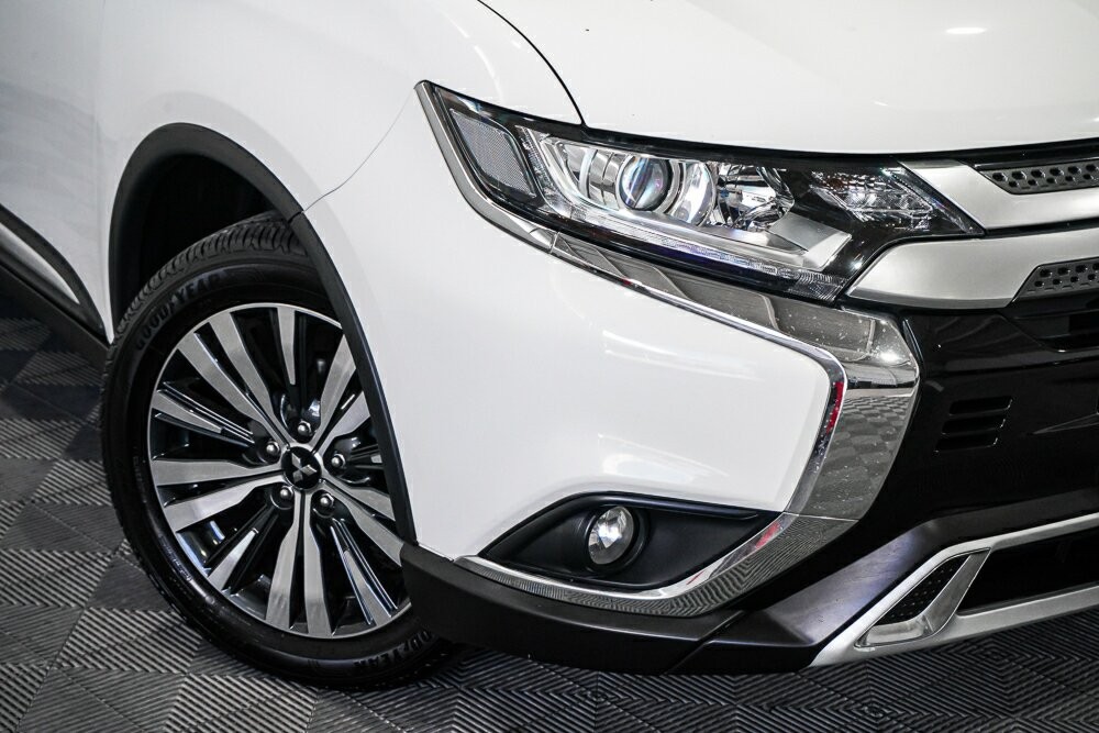 Mitsubishi Outlander image 2