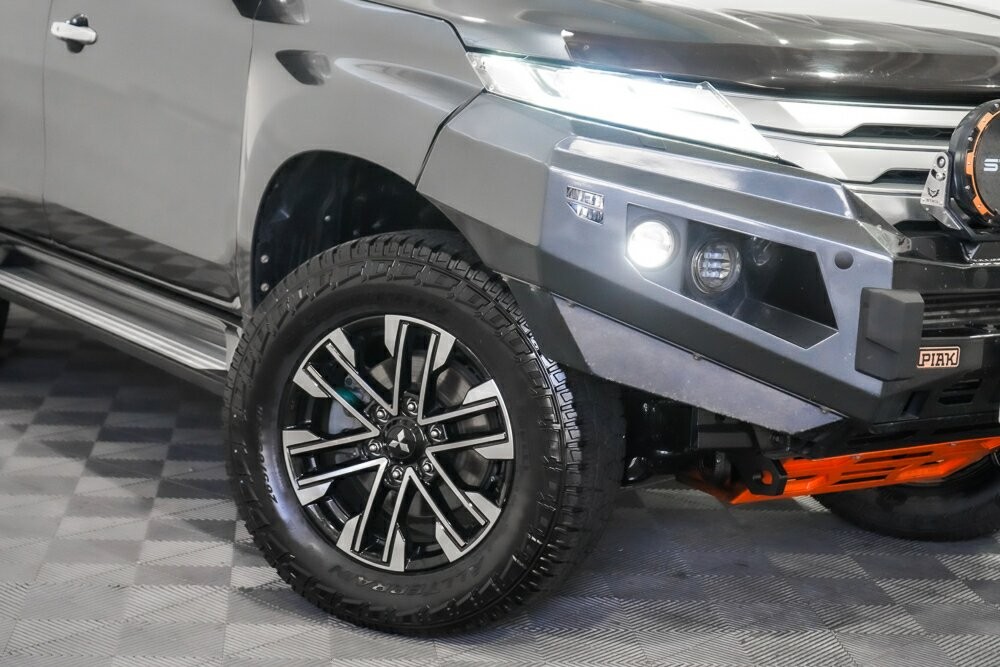Mitsubishi Pajero Sport image 2