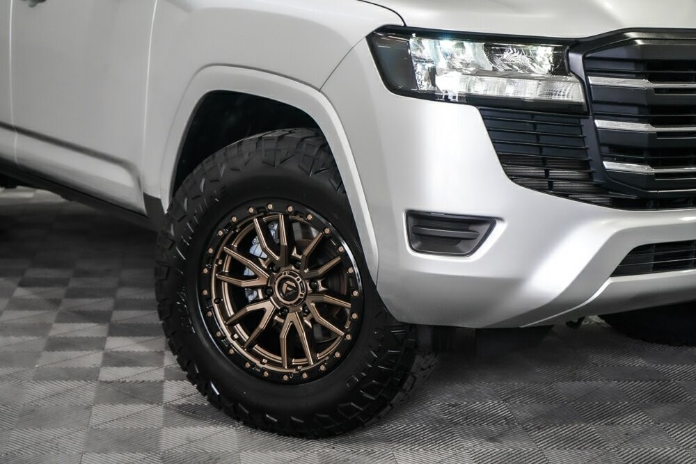 Toyota Landcruiser image 2