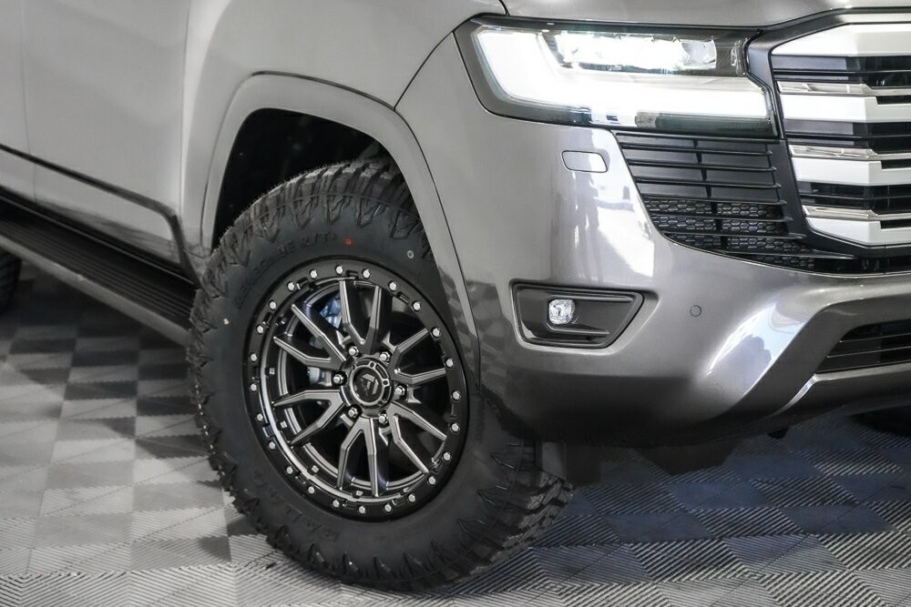 Toyota Landcruiser image 2