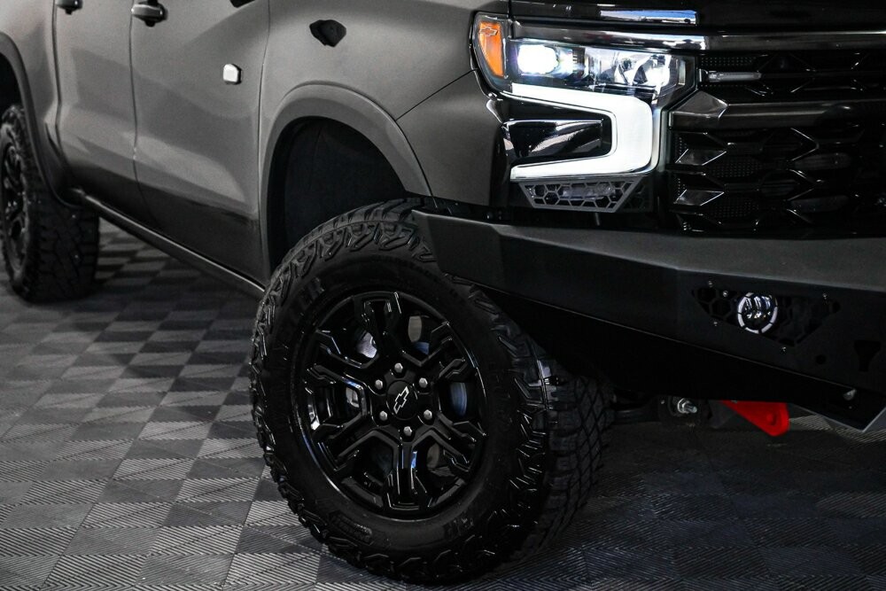 Chevrolet Silverado image 2