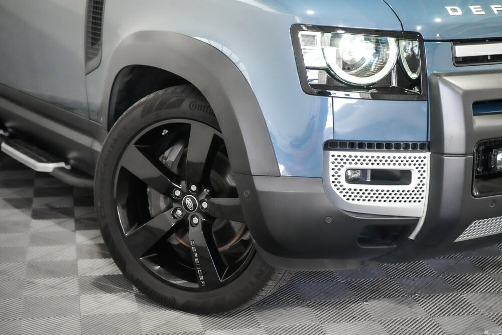 Land Rover Defender image 3