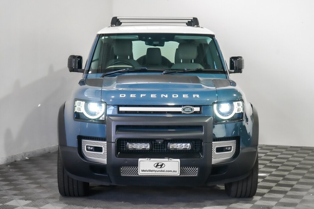 Land Rover Defender image 4