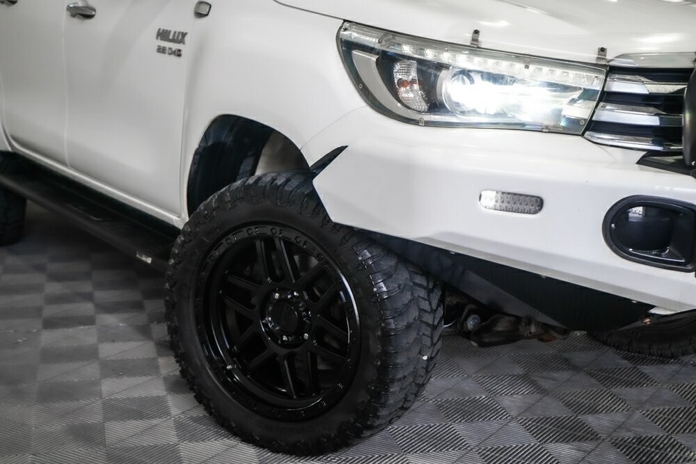 Toyota Hilux image 2