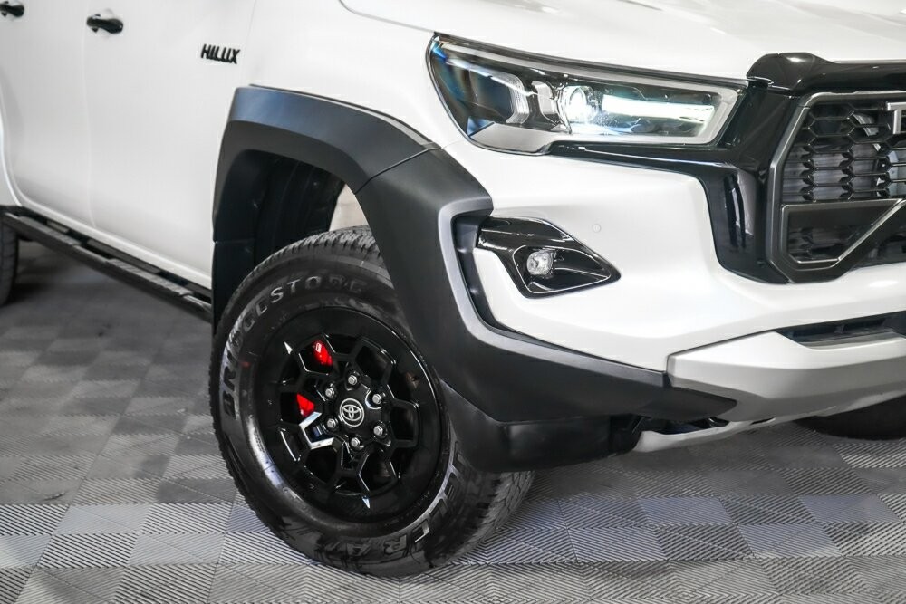 Toyota Hilux image 2