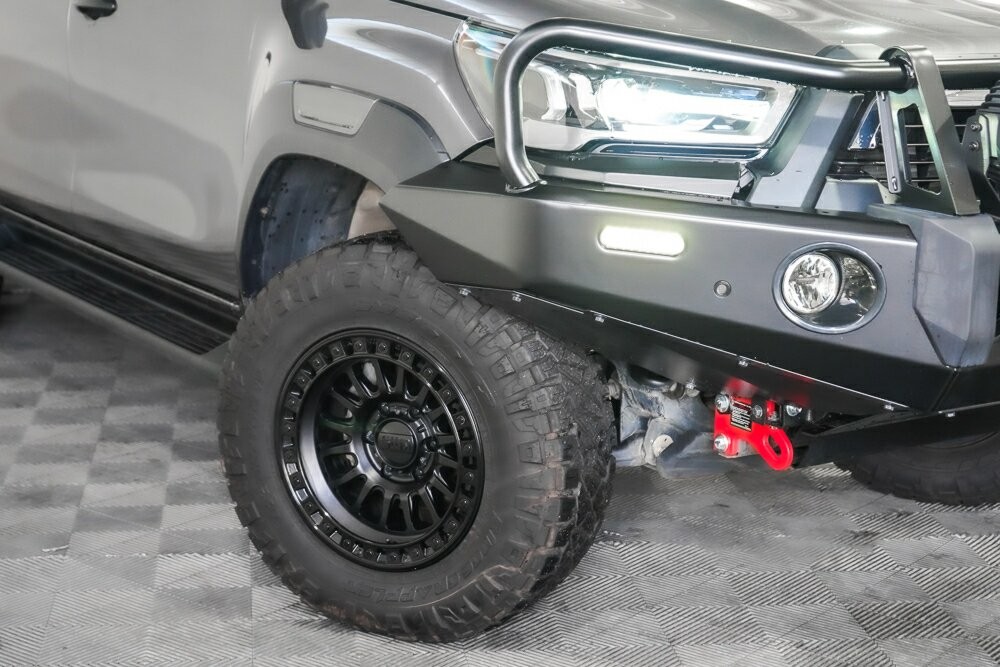 Toyota Hilux image 2