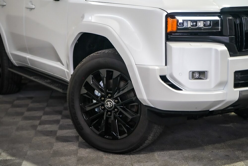 Toyota Landcruiser Prado image 2