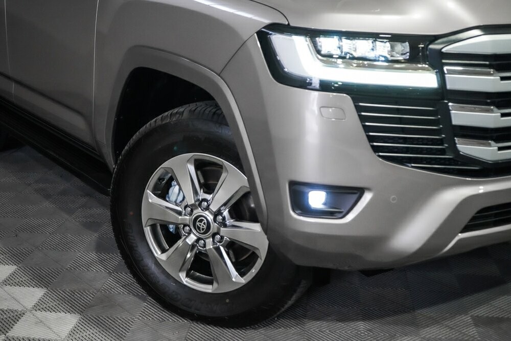 Toyota Landcruiser image 2