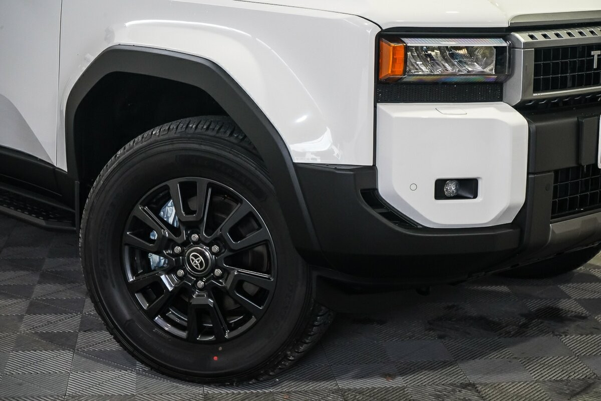 Toyota Landcruiser Prado image 2