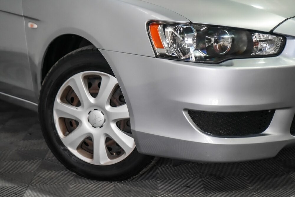 Mitsubishi Lancer image 2