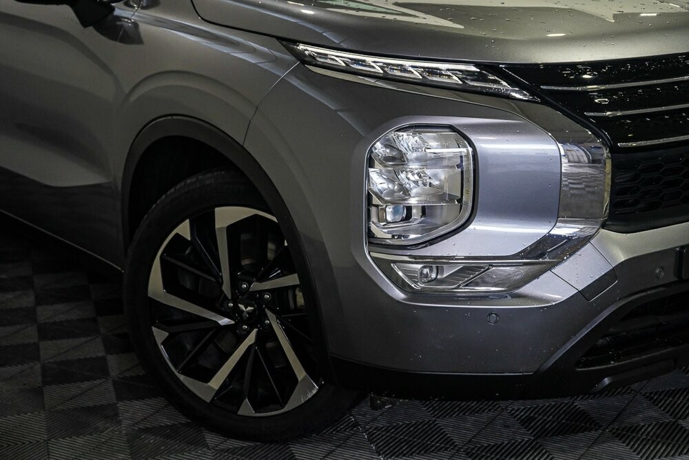 Mitsubishi Outlander image 2