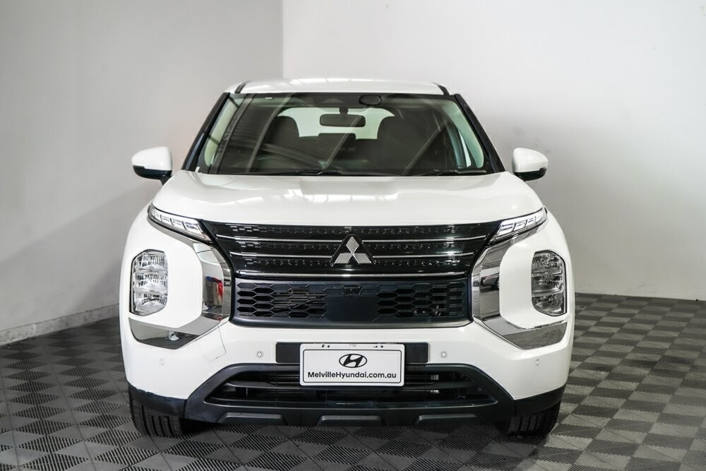 Mitsubishi Outlander image 2