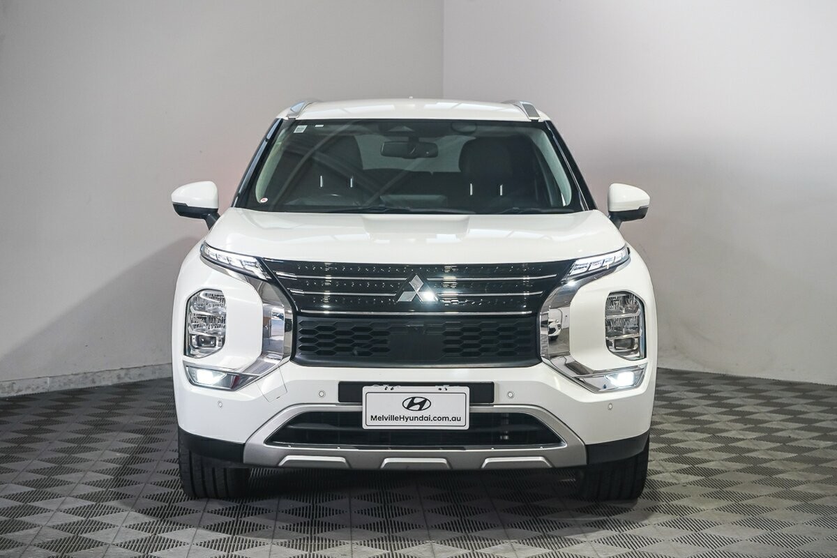 Mitsubishi Outlander image 2