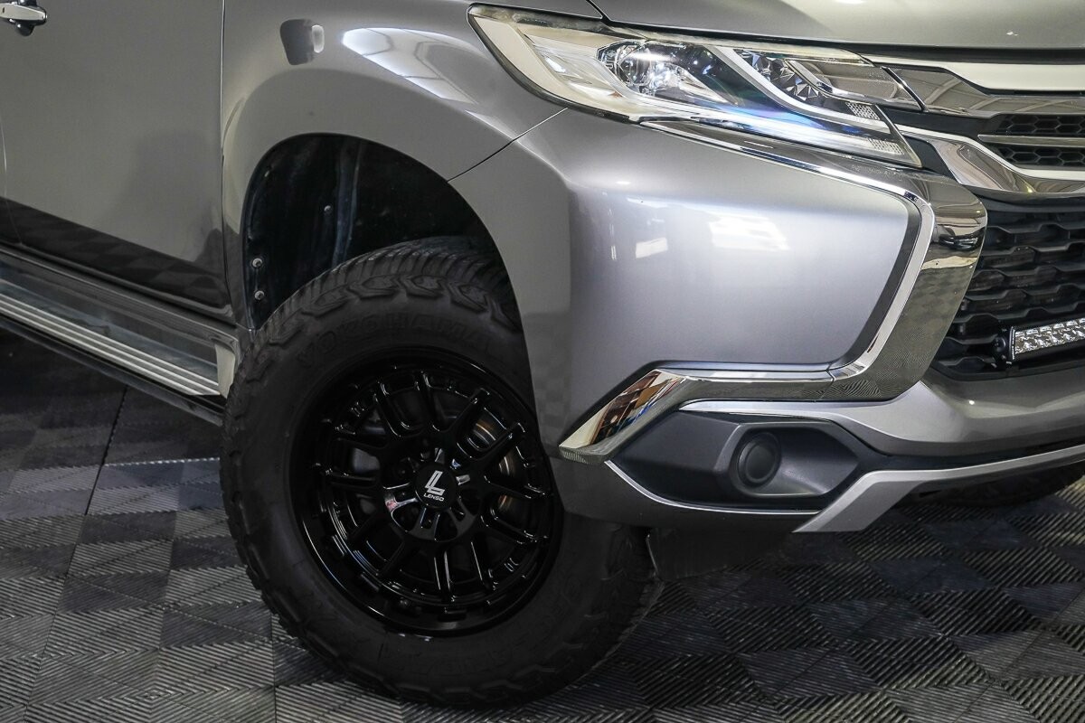 Mitsubishi Pajero Sport image 2