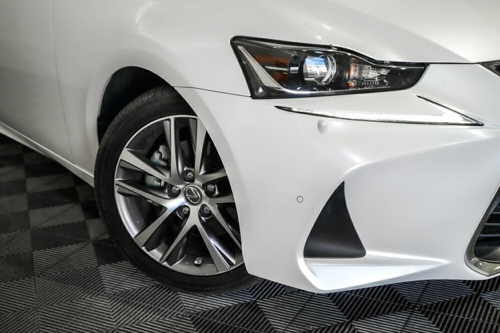 Lexus Is image 2