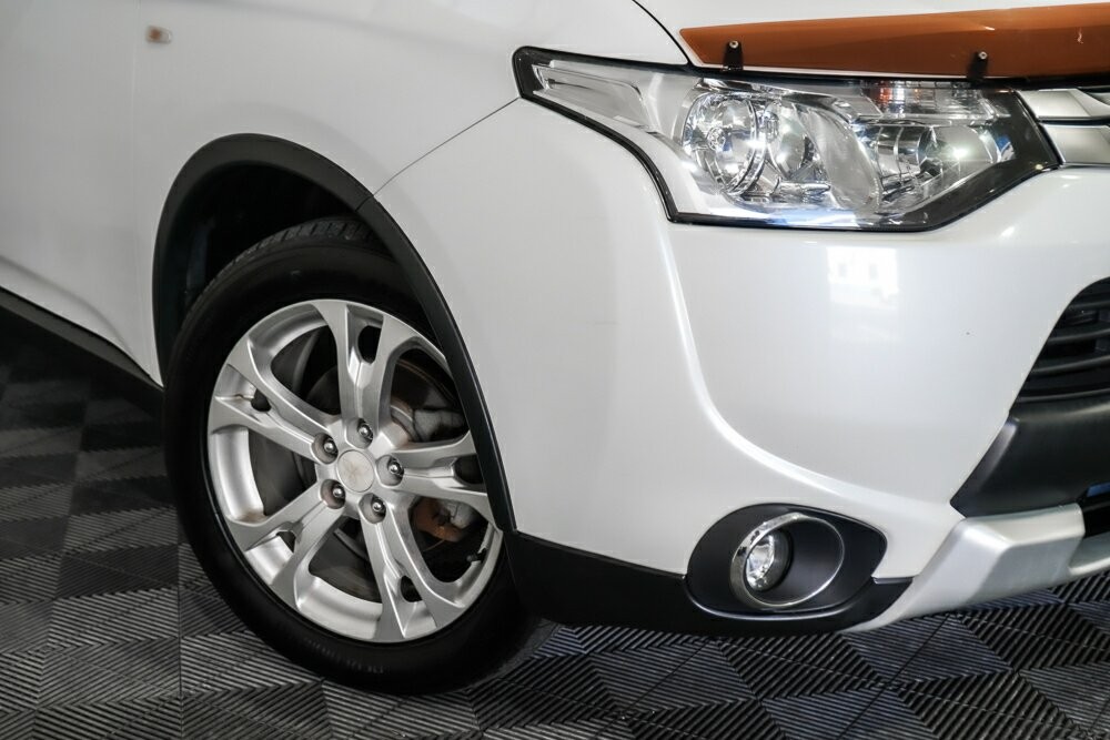 Mitsubishi Outlander image 2