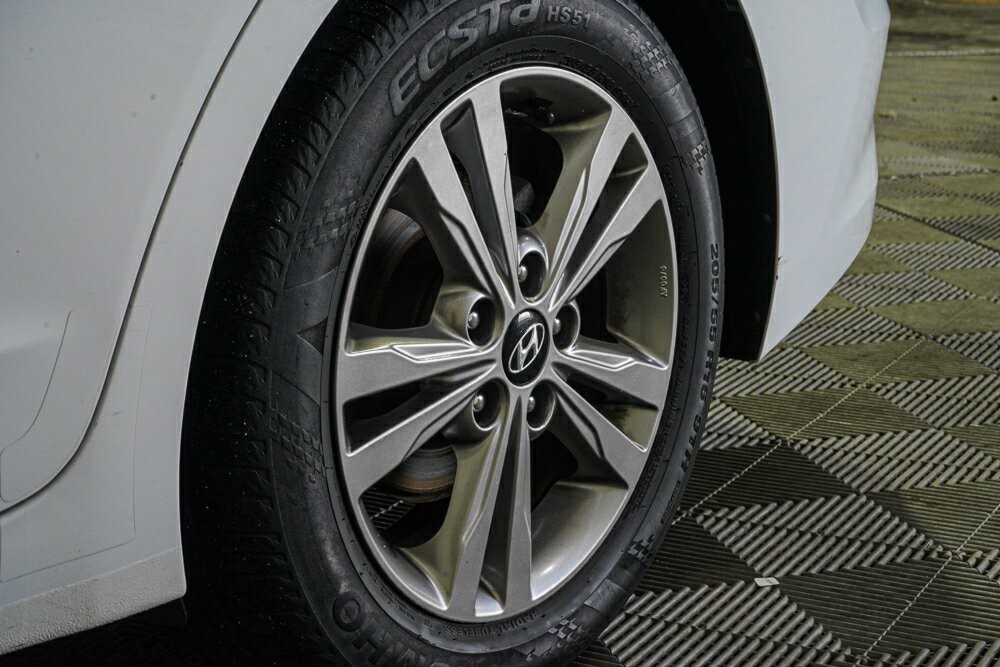 Hyundai Elantra image 4