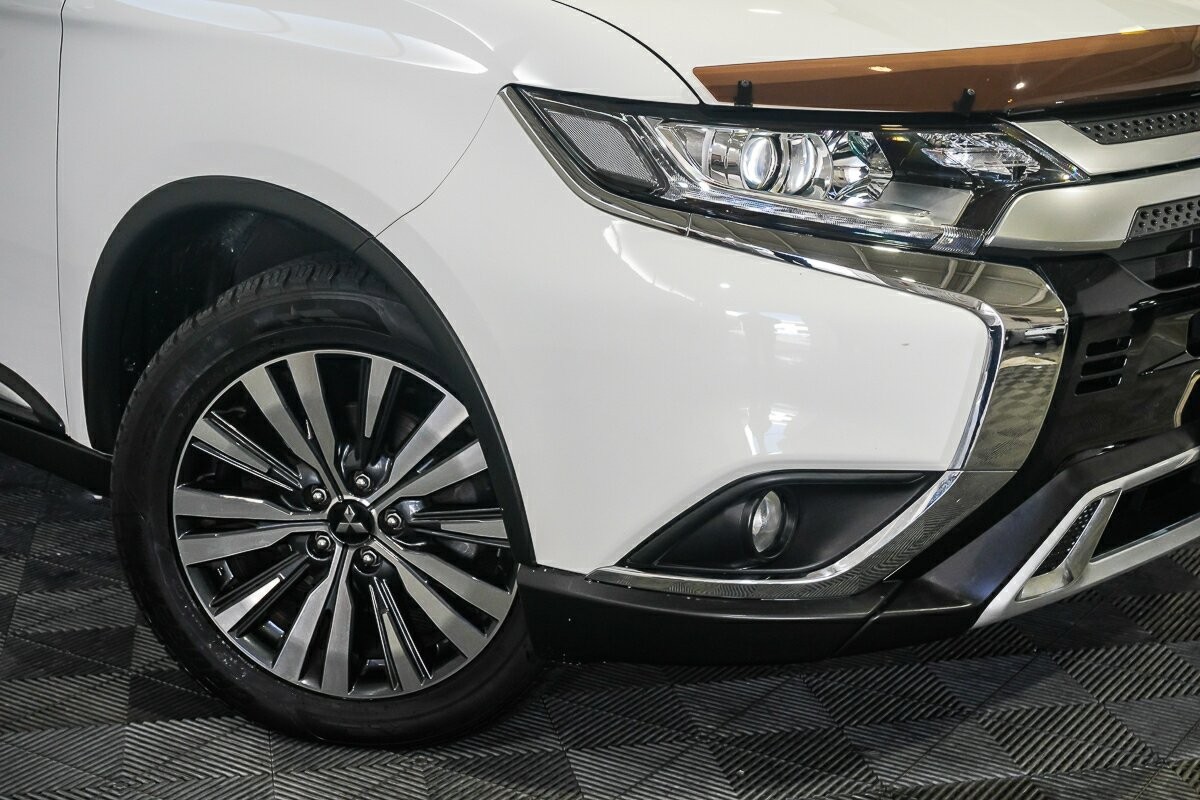 Mitsubishi Outlander image 2