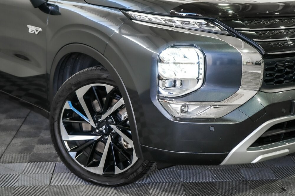 Mitsubishi Outlander image 2